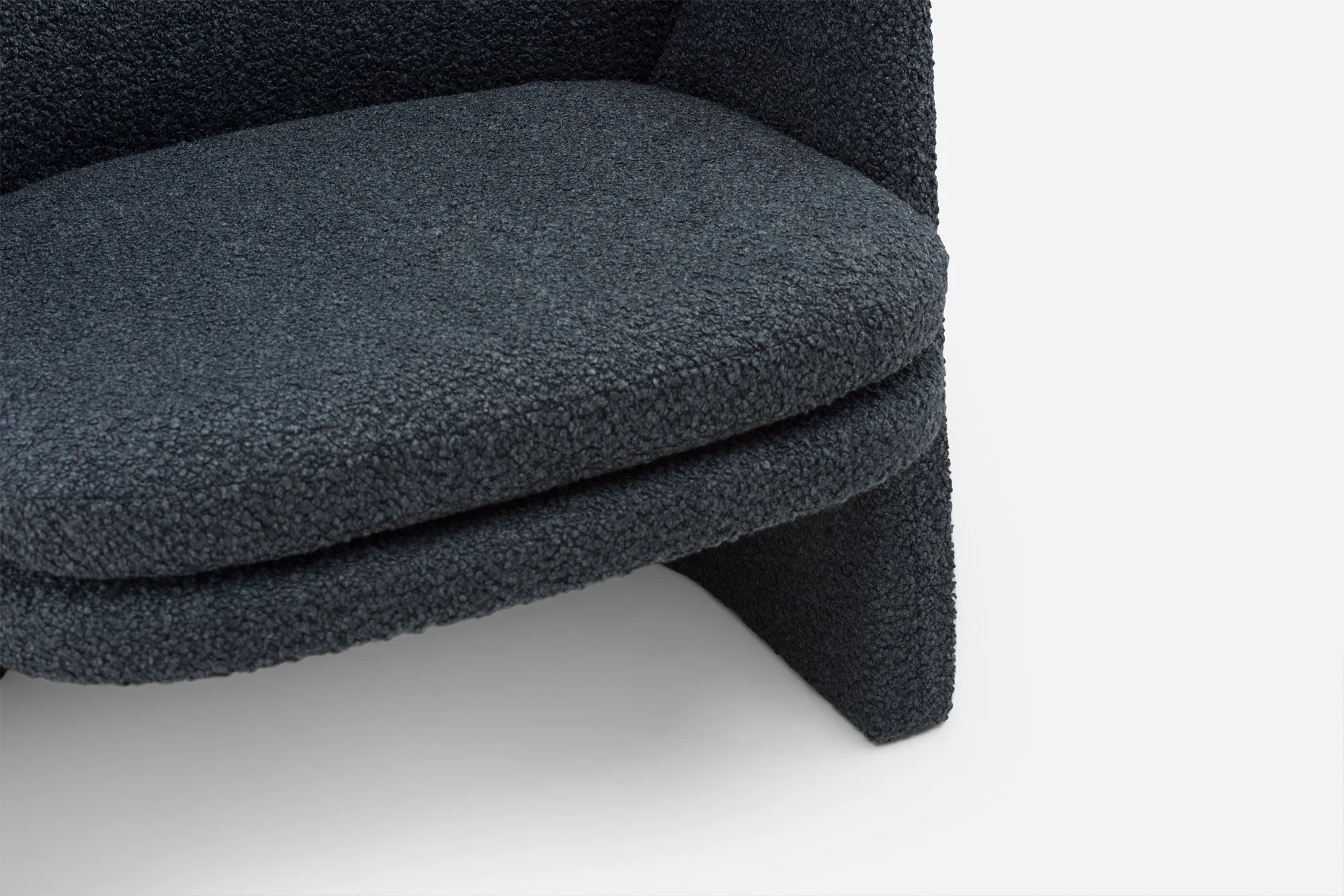 CURSA LOUNGE CHAIR