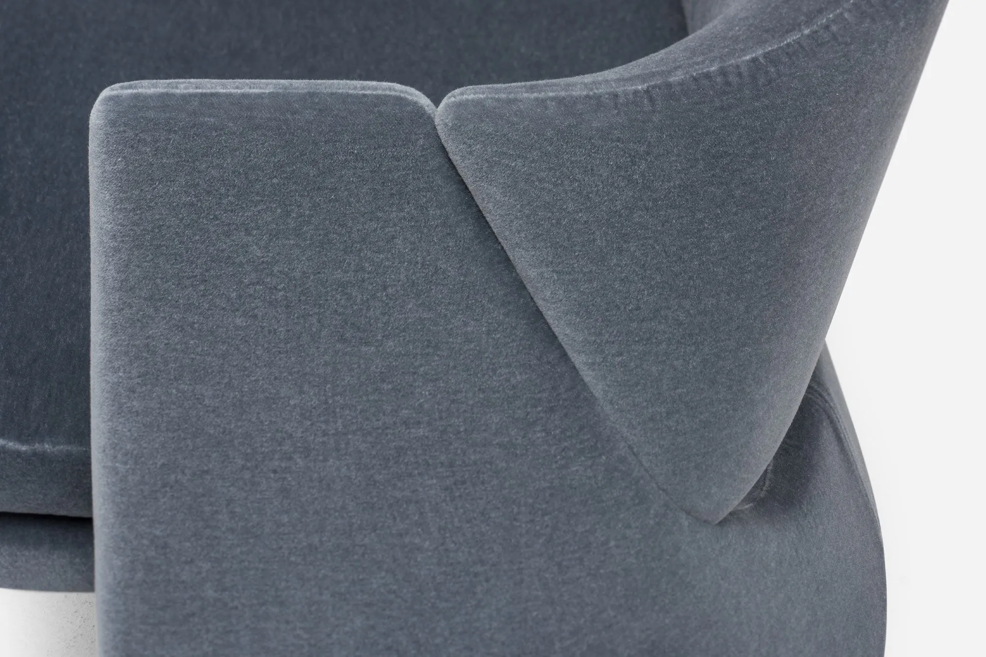 CURSA LOUNGE CHAIR
